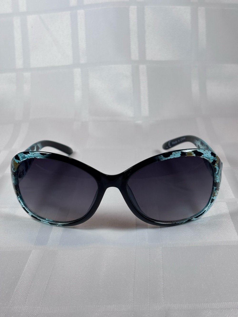 MUST BUNDLE 3 $5 ITEMS Black and BlueGreen Pattern Sunglasses - Picture 4 of 10
